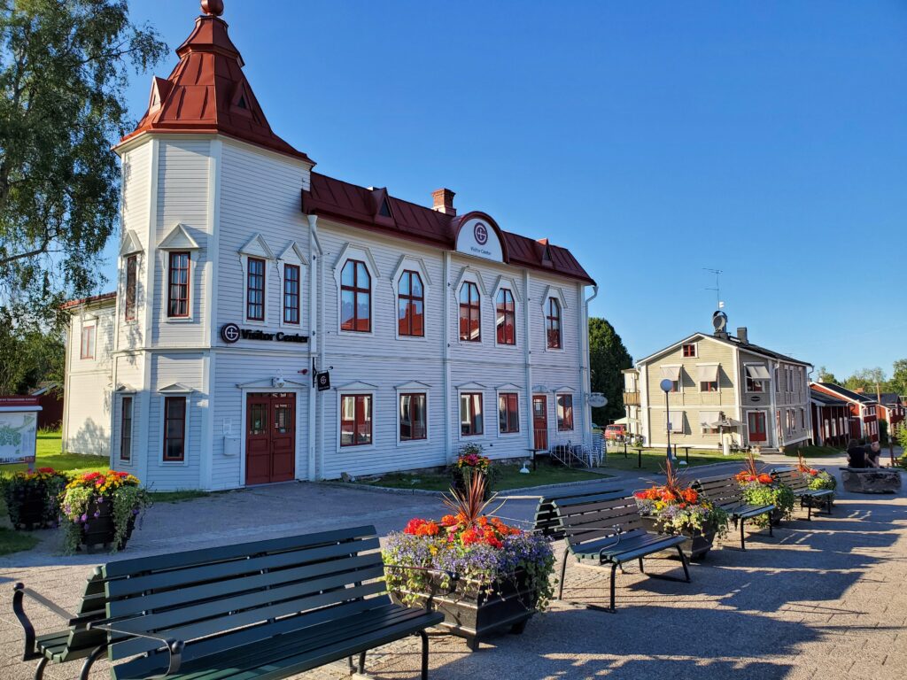 Puurakennuksia ja puistonpenkkejä Luulajan vanhassa kaupungissa, Gammelstadenissa