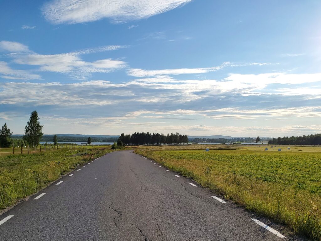 Tie ja peltomaisemaa