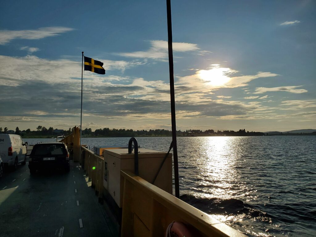 Lautta joella kesäauringon paistaessa