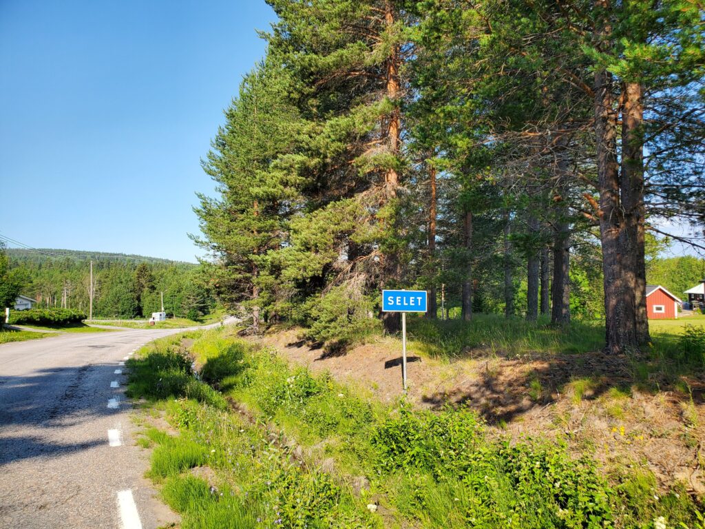 Opaskyltti maantien laidassa: Selet