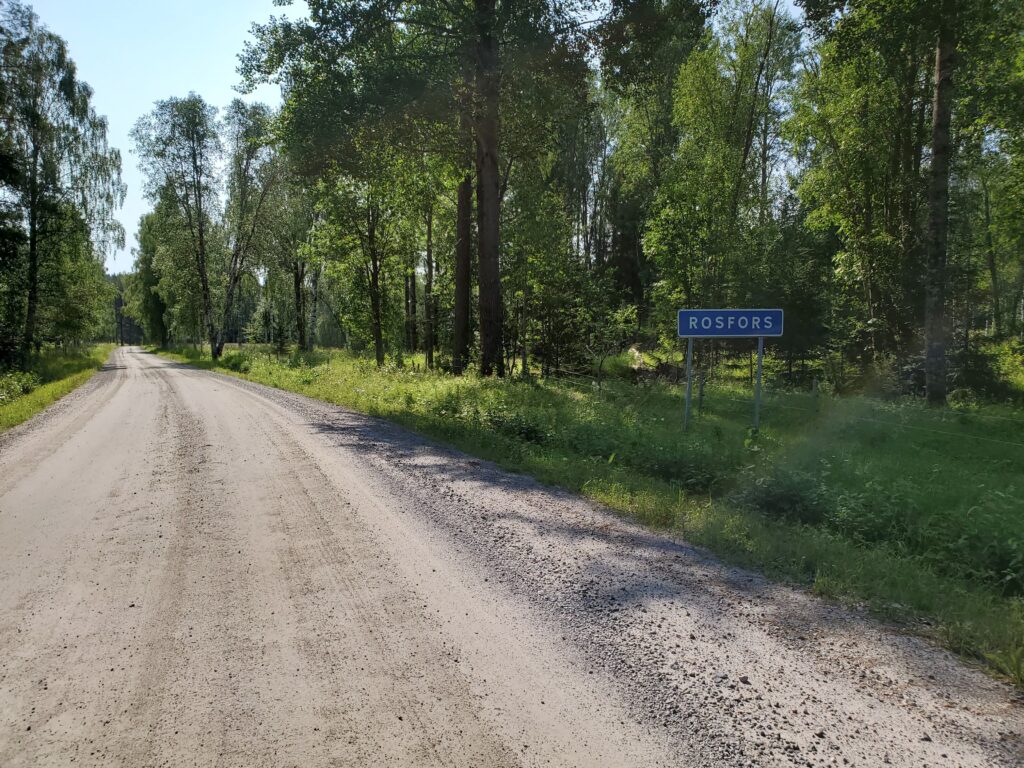 Opaskyltti maantien laidassa: Rosfors