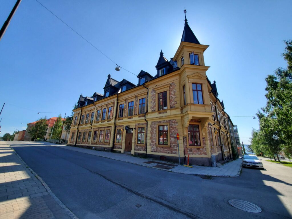 Vanha vaalean keltainen tiilirakennus Luulajassa