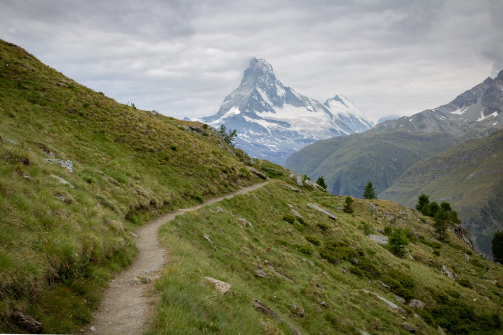 Polku Cerviniassa, taustalla Matterhorn