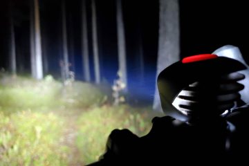 Pyöränvalo valaisee pimeää metsää