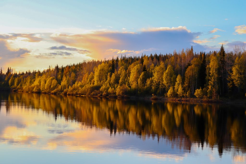 Järvimaisema ruskan aikaan Pyhä-Luoston kansallispuistossa