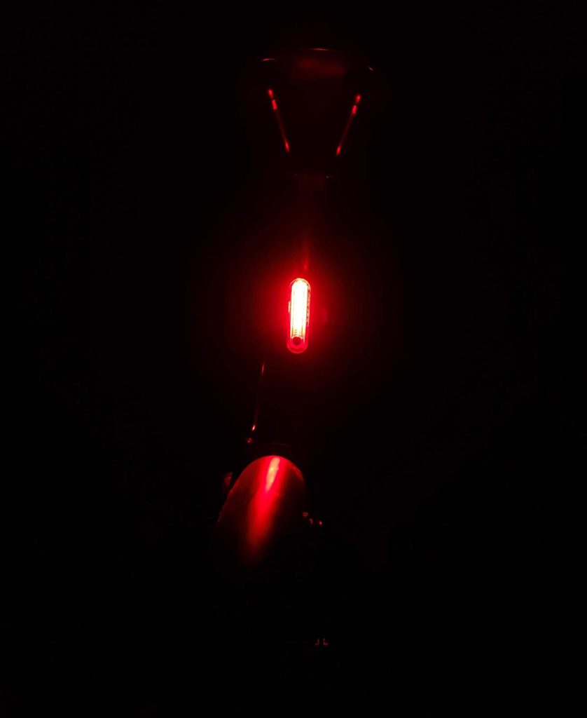 Punainen pyörän takavalo loistaa pimeässä