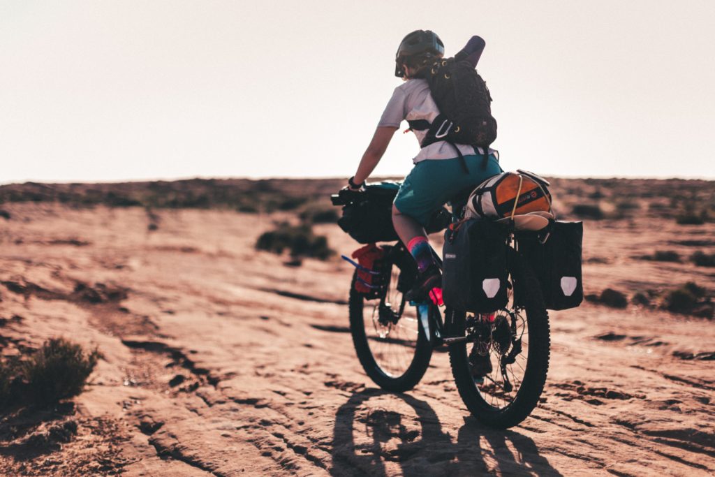 Pyörä, jossa käytössä sekä bikepacking-laukkuja että sivulaukut.