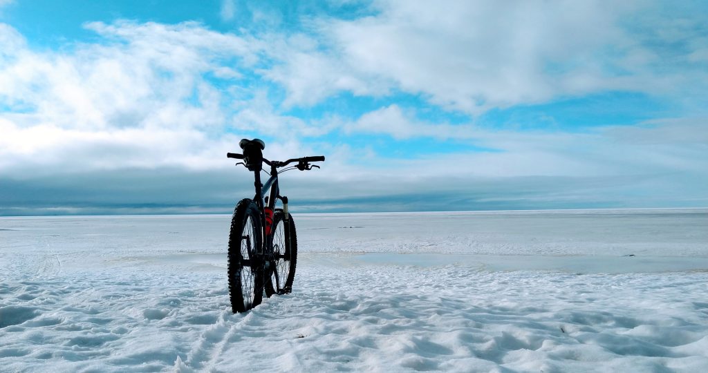 Pyörä talvisessa maisemassa